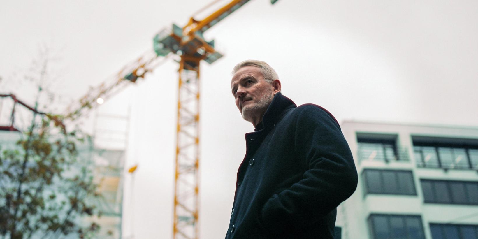 Johnny Brenna i promobilde for Krimvakta