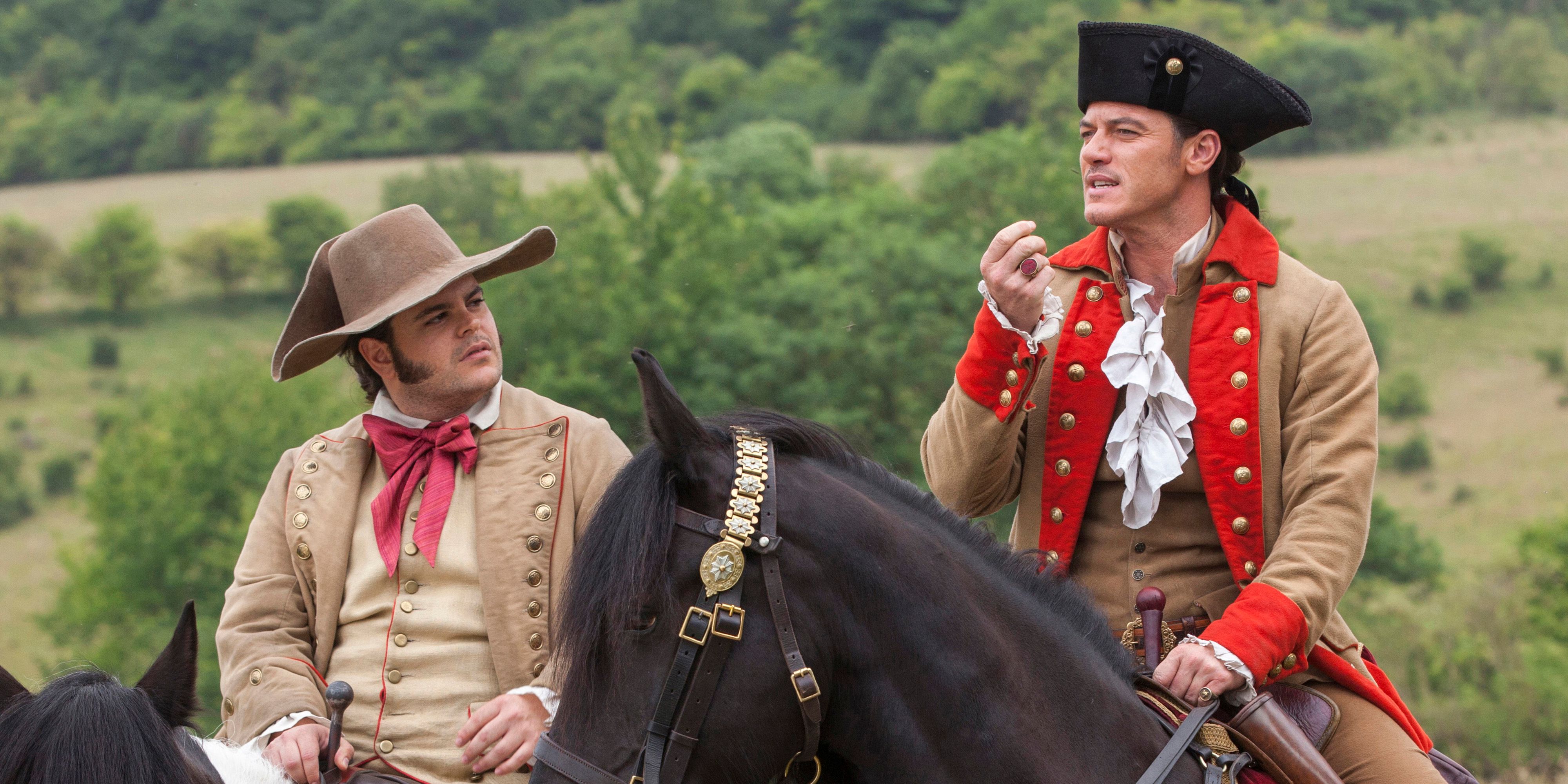 Josh Gad som LeFou og Luke Evans som Gaston i Skjønnheten og udyret