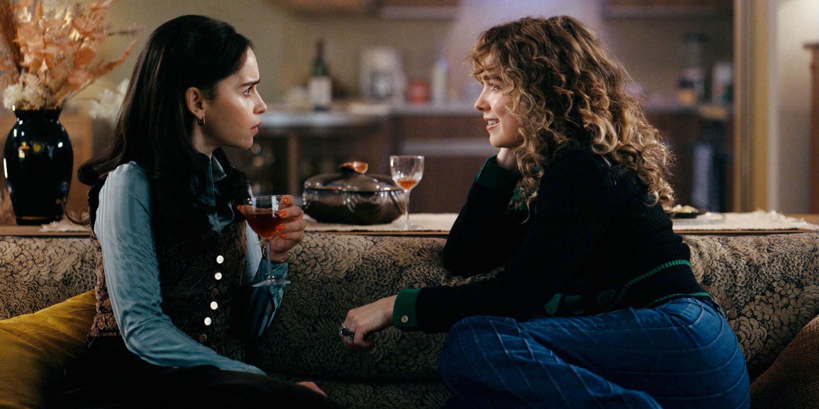 Haley Lu Richardson og Emilia Clarke i Ponies