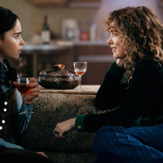 Haley Lu Richardson og Emilia Clarke i Ponies