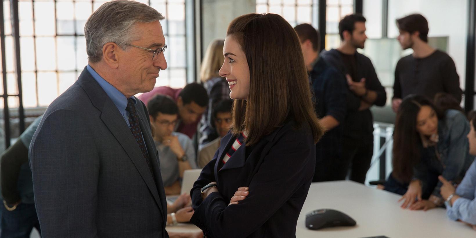 Robert De Niro og Anne Hathaway i The Intern