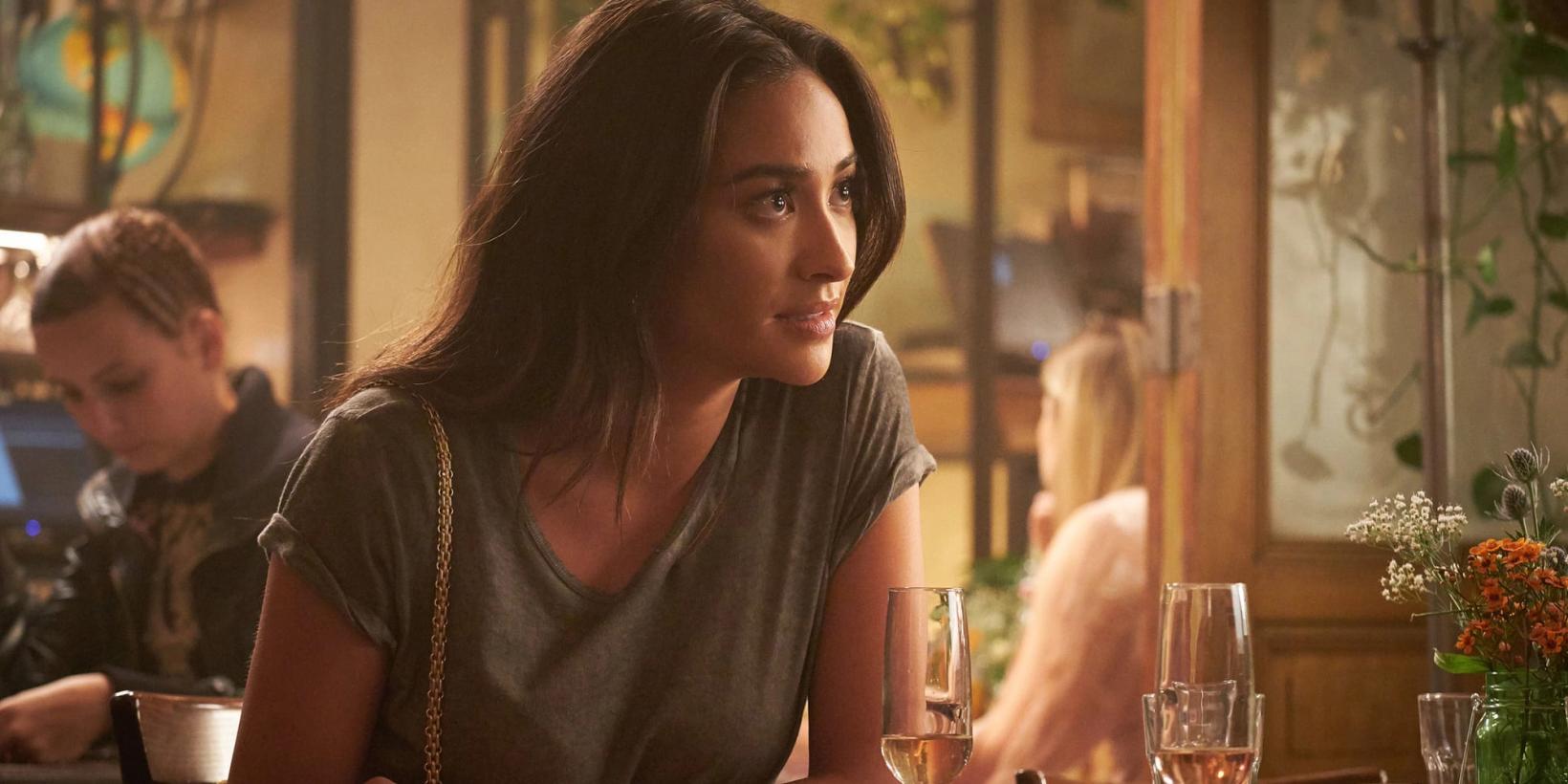 Shay Mitchell i You