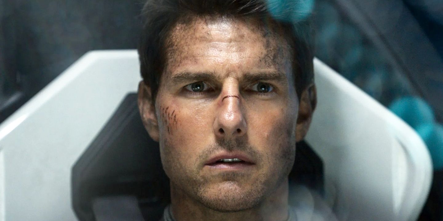 Tom Cruise, med møkk og skrammer i ansiktet, ser rett i kamera.