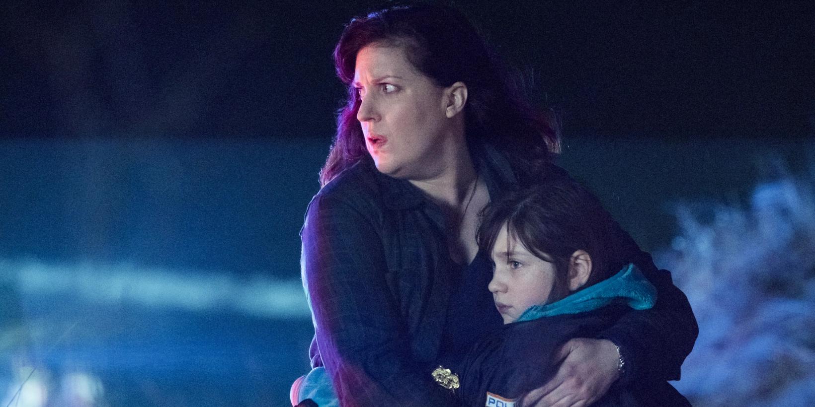 Allison Tolman og Alexa Swinton i Emergence sesong 1