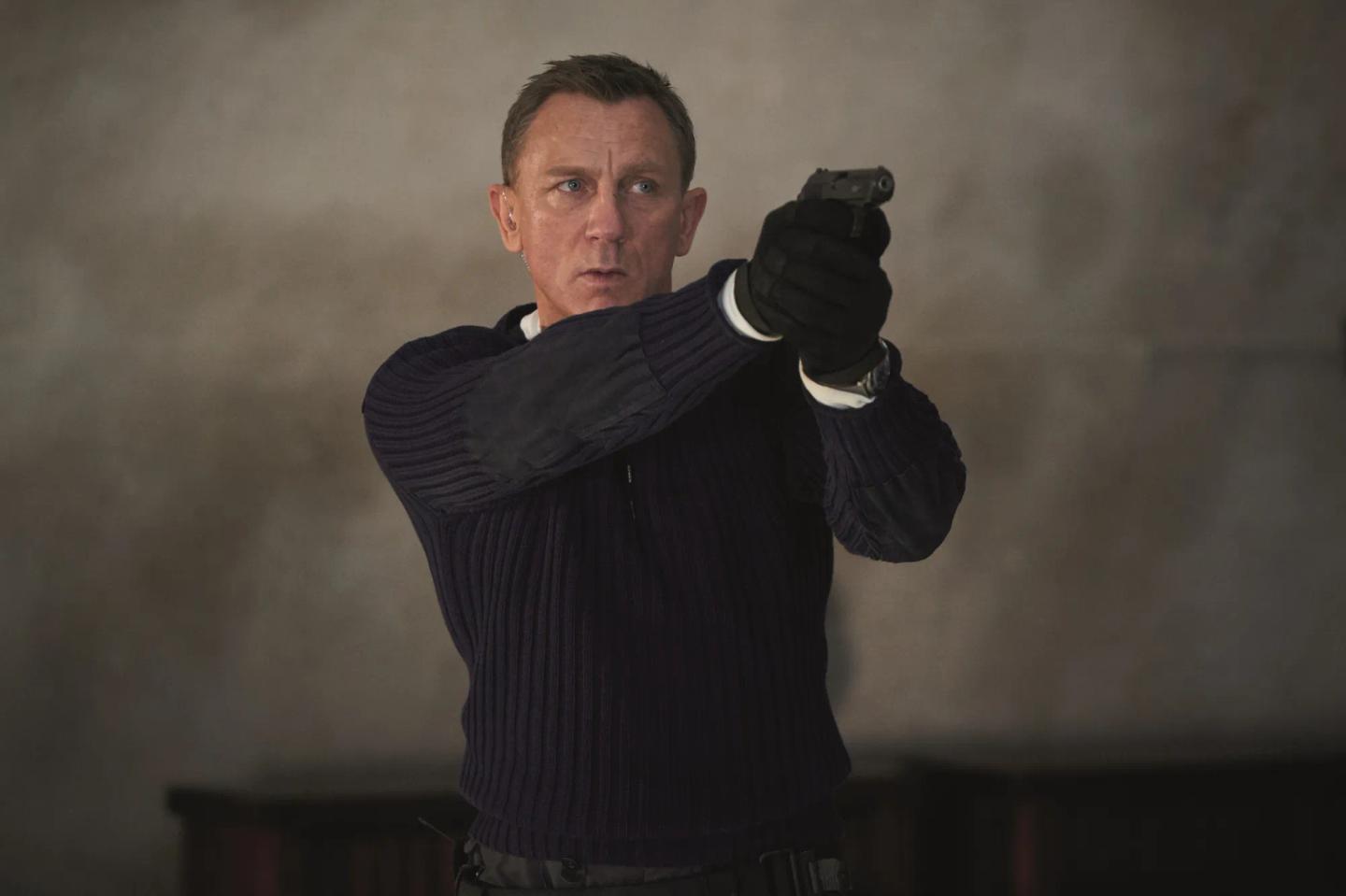 Daniel Craig wearing gloves