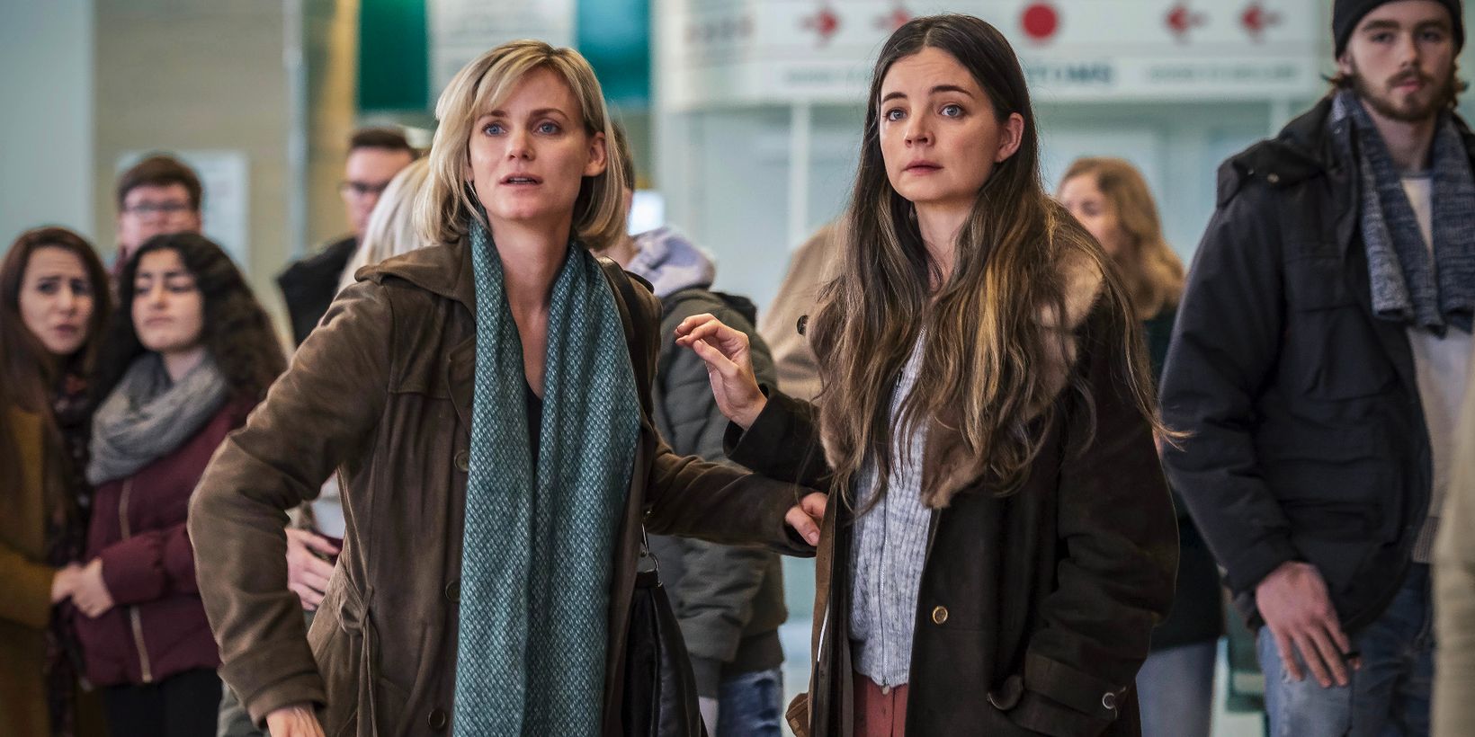 Liv Mjönes og Louise Peterhoff i Tsunami