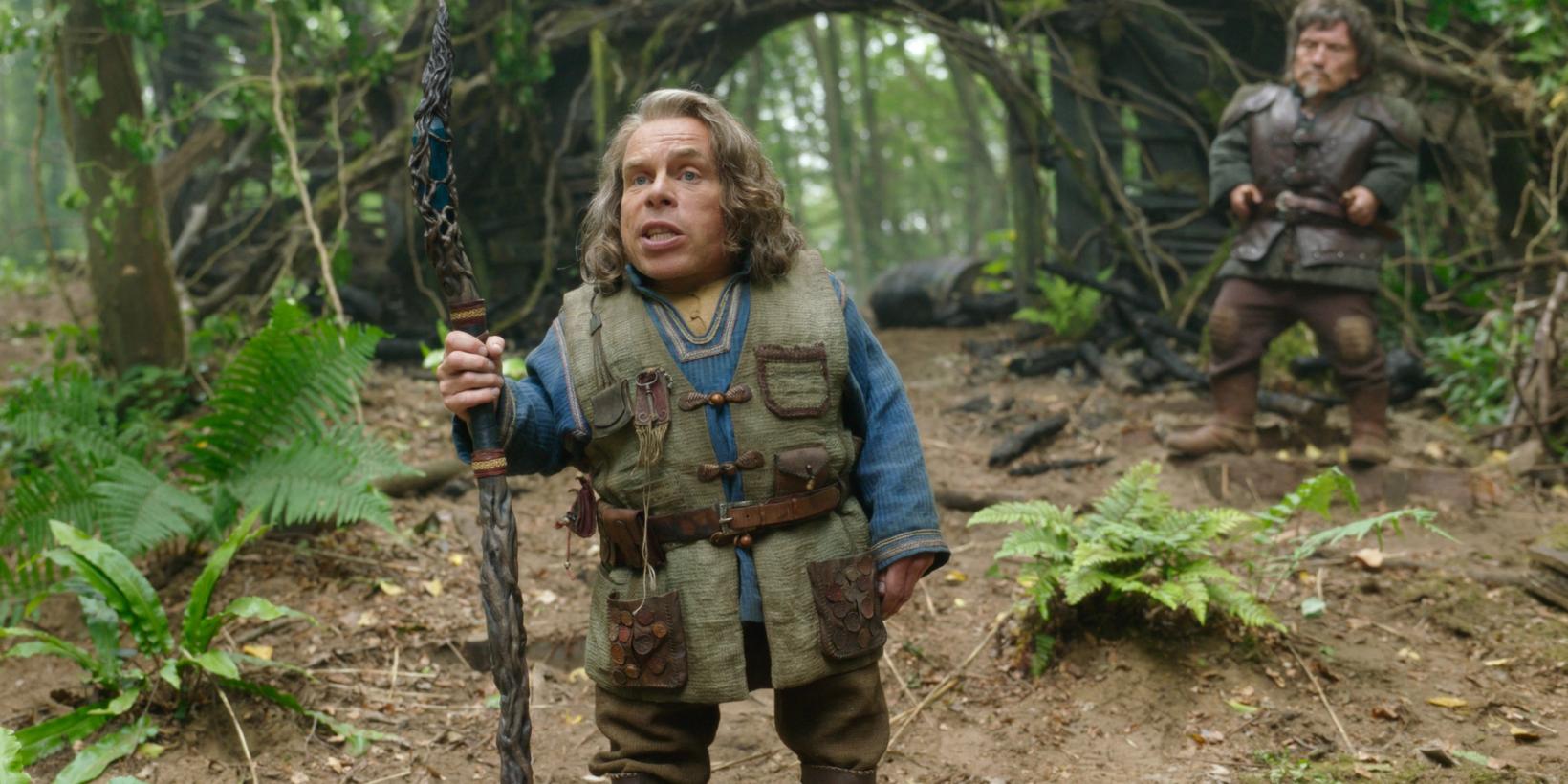 Warwick Davis i Willow (2022)