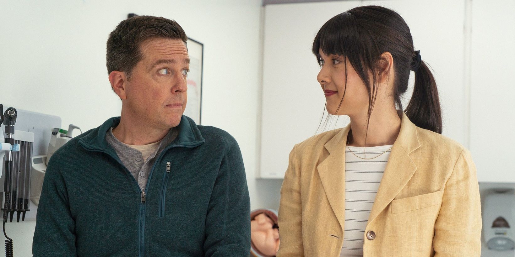 Ed Helms og Patti Harrison i Together Together
