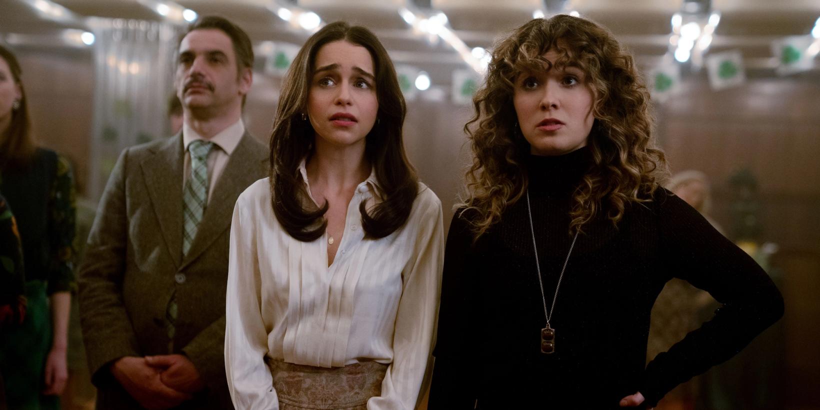 Haley Lu Richardson og Emilia Clarke i Ponies