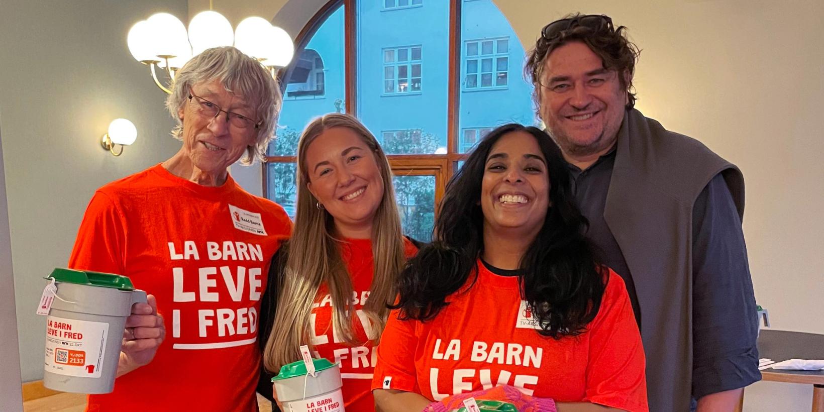 Knut Erik Jensen og kulturminister Lubna Jaffery var bøssebærere for TV-aksjonen 2023