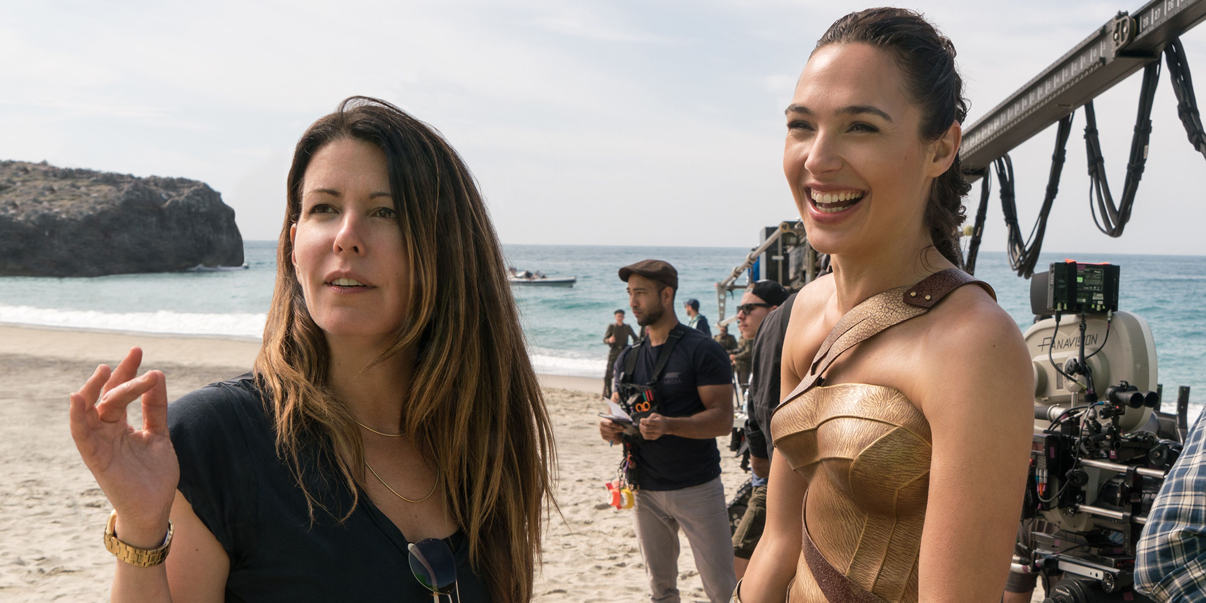 Regissør Patty Jenkins og Gal Gadot på settet til Wonder Woman