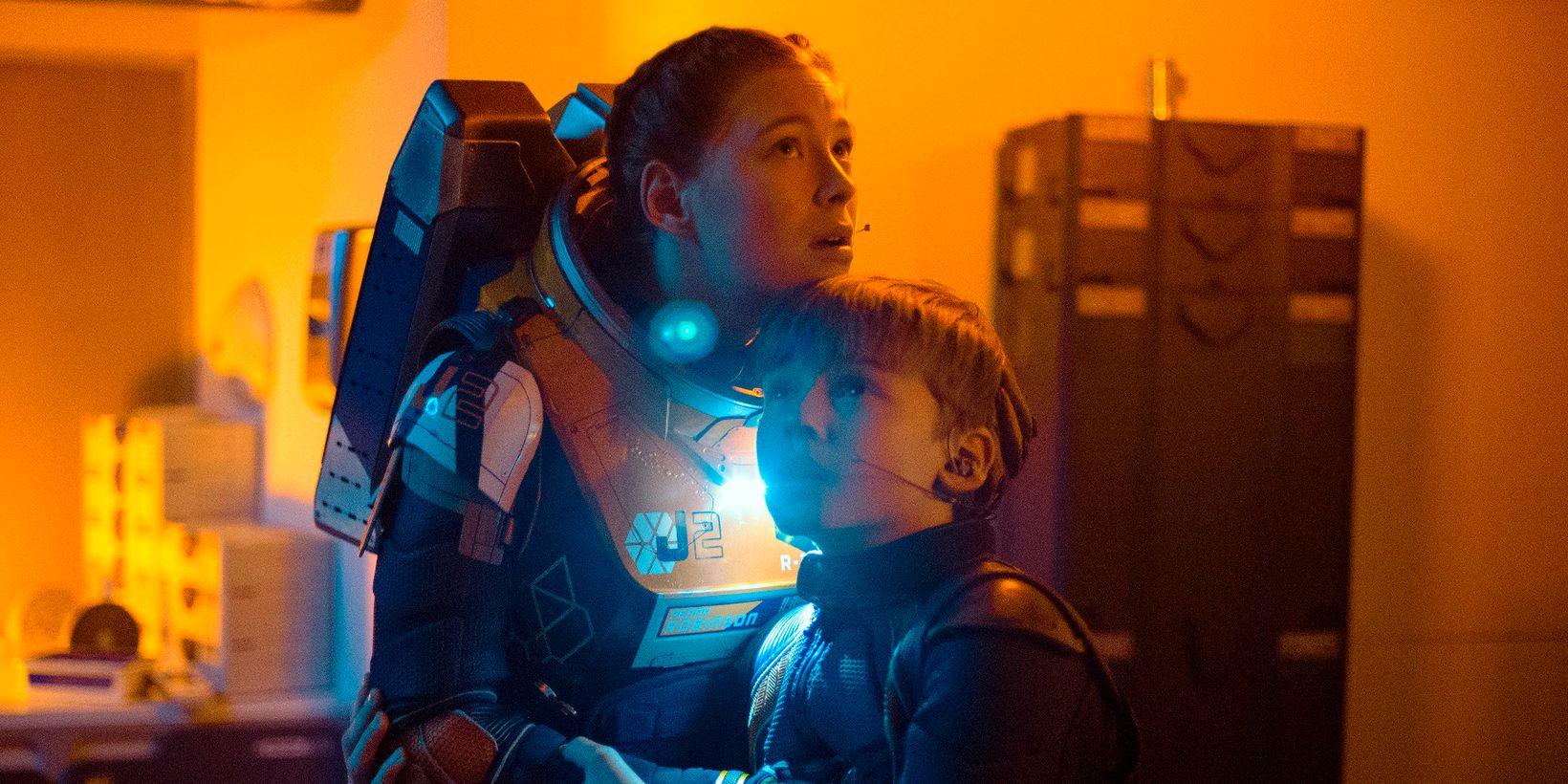 Mina Sundwall og Maxwell Jenkins i Lost in Space sesong 2