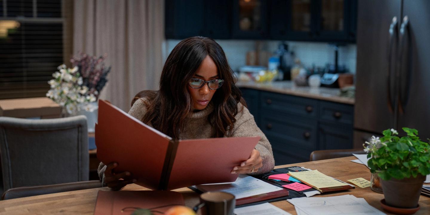 Kelly Rowland blir sjokkert av det hun leser i en stor, rød bok i Mea Culpa.