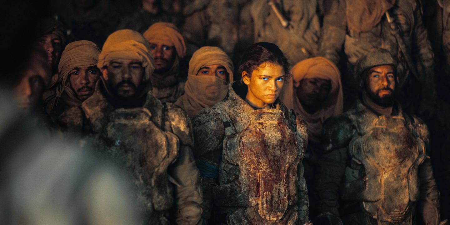Zendaya ser skeptisk ut blant en mengde frimenn-kjempere i Dune: Part Two.