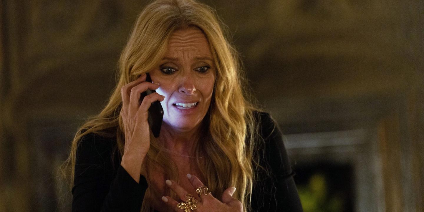 Toni Collette snakker på telefonen og ser forferdet ut i Mafia Mamma