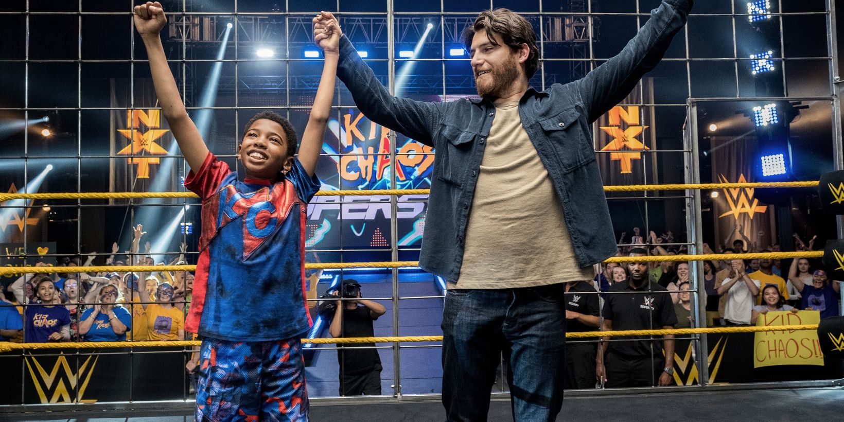 Seth Carr og Adam Pally i The Main Event/Den magiske wrestlingmasken
