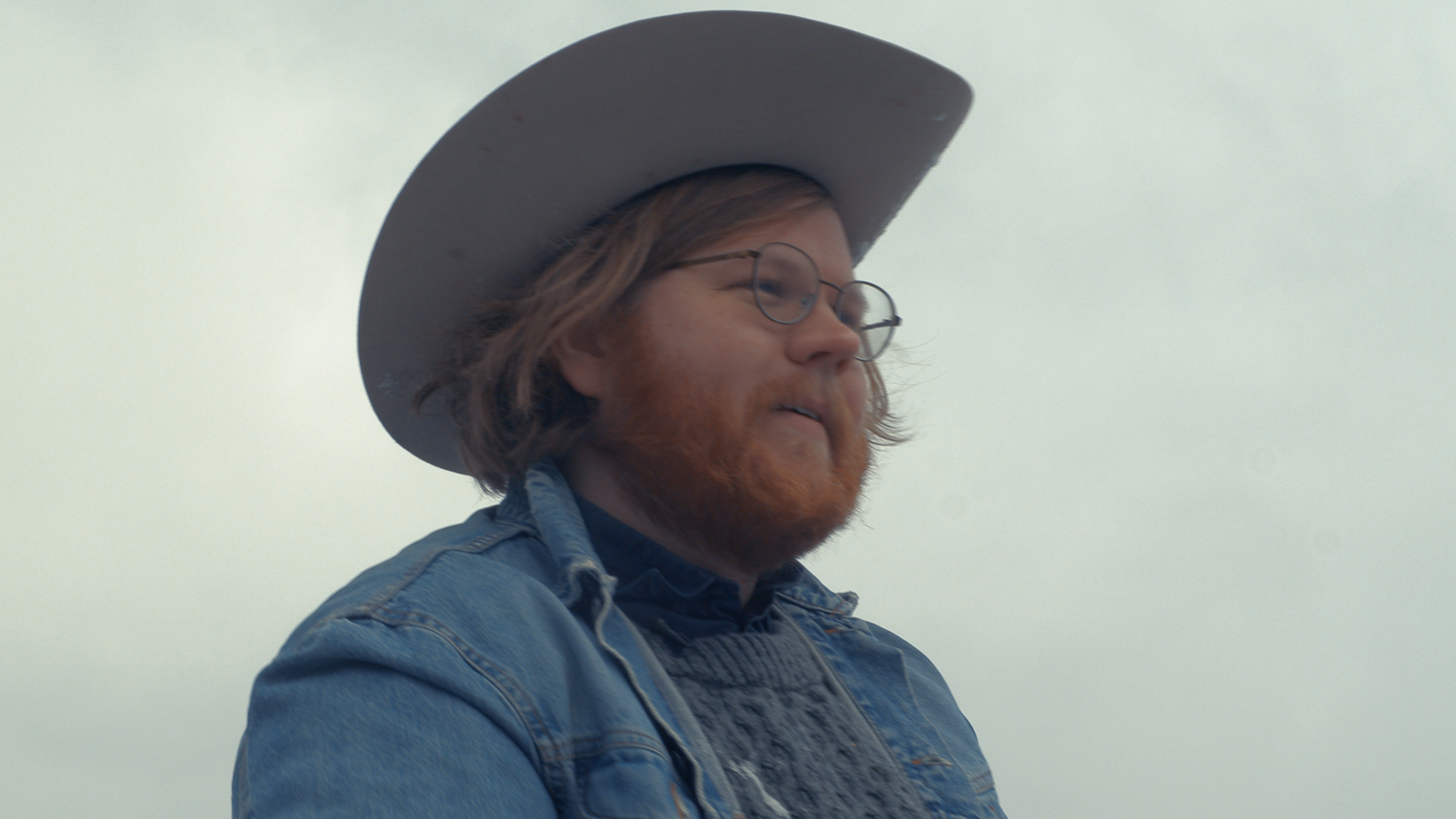 Erlend fra Filmweb rir på hest