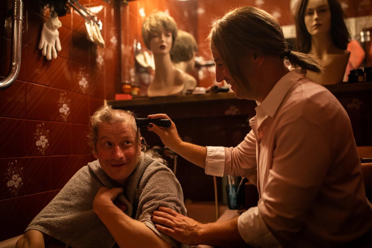 Odd-Magnus Williamson cutting a person's hair