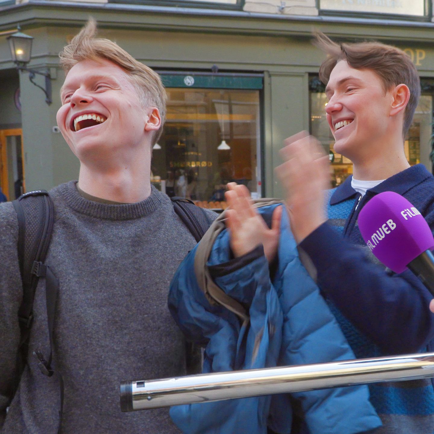 To unge menn applauderer og ler mens Marita fra Filmweb overrekker dem en støvsuger.