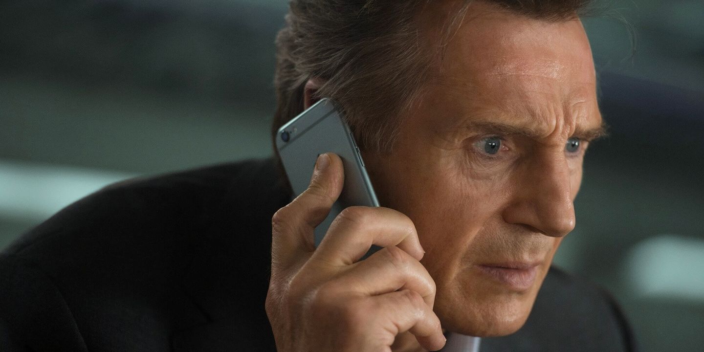 Liam Neeson med en iPhone
