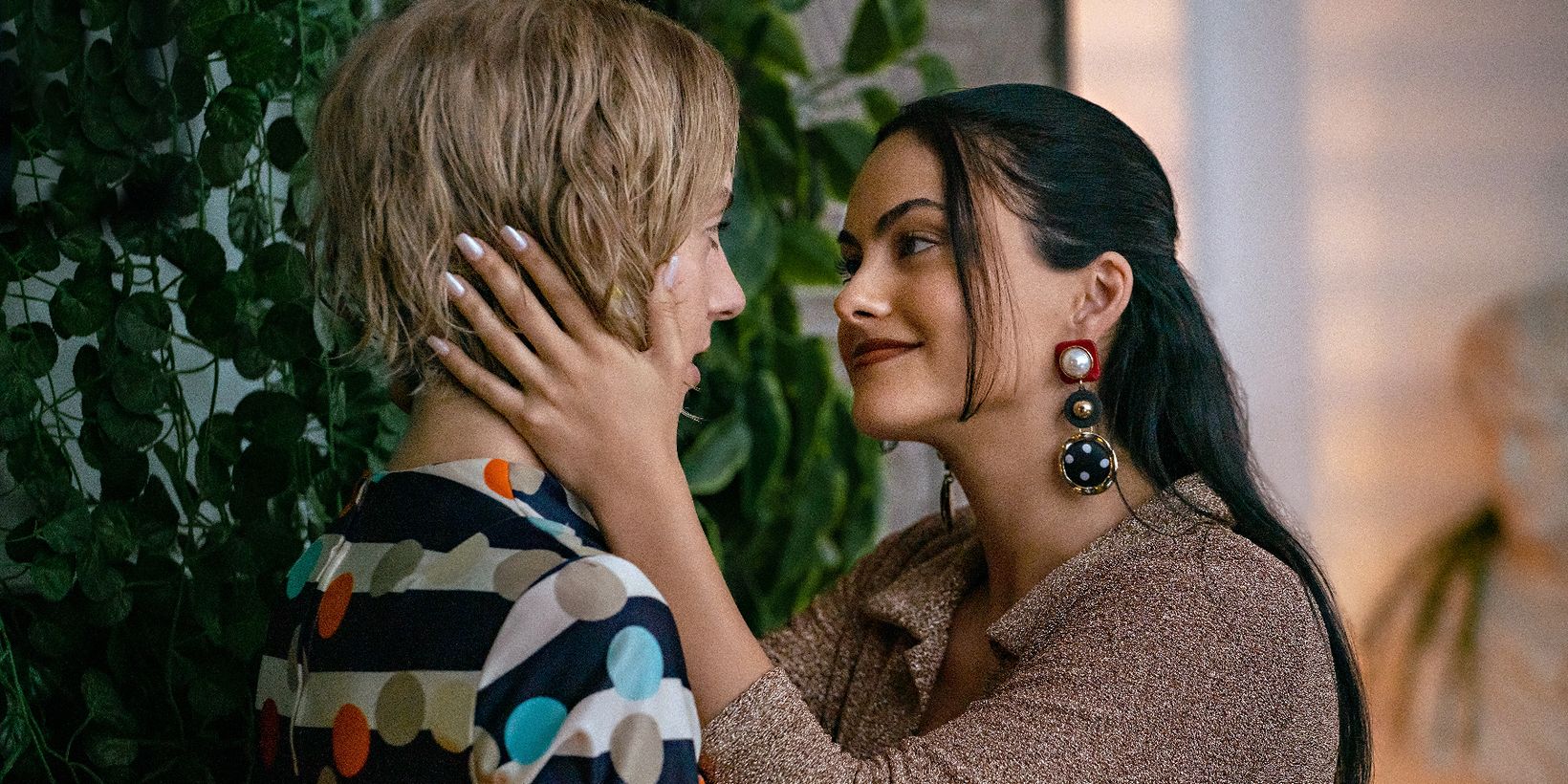 Camila Mendes og Maya Hawke i Do Revenge