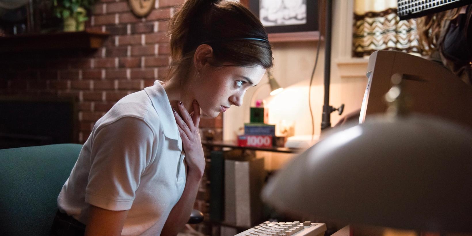 Natalia Dyer i Yes, God, Yes