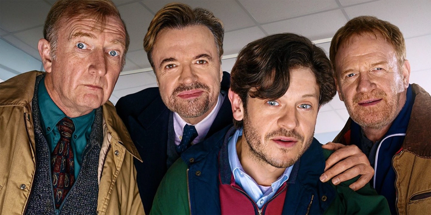 Skuespillerne i filmen "Men Up" ser på en stor haug med Viagra-piller.