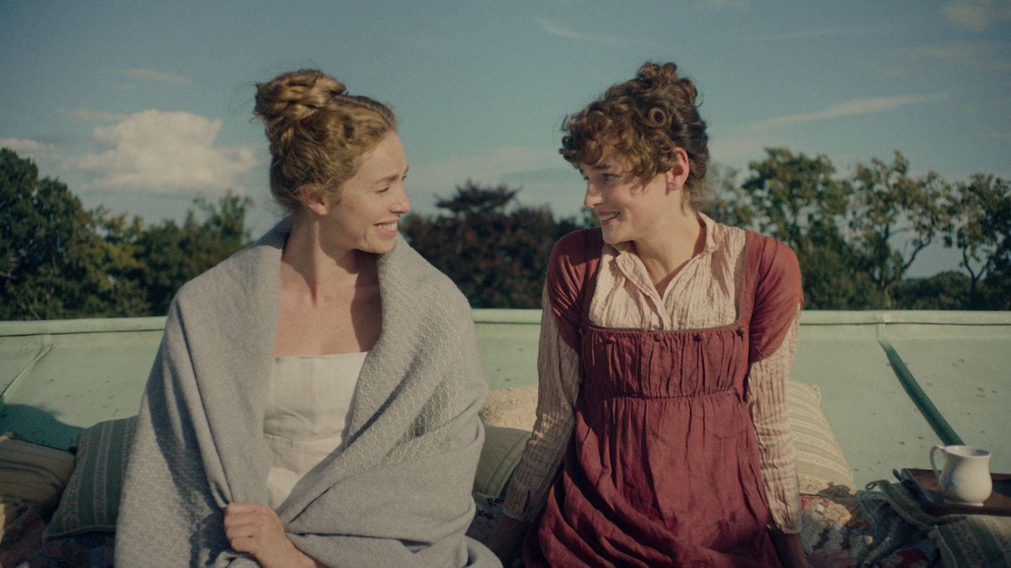 Freya Mavor som Jane Bennet og Emma Corrin som Lizzy Bennet i Netflix’ ‘Pride and Prejudice’