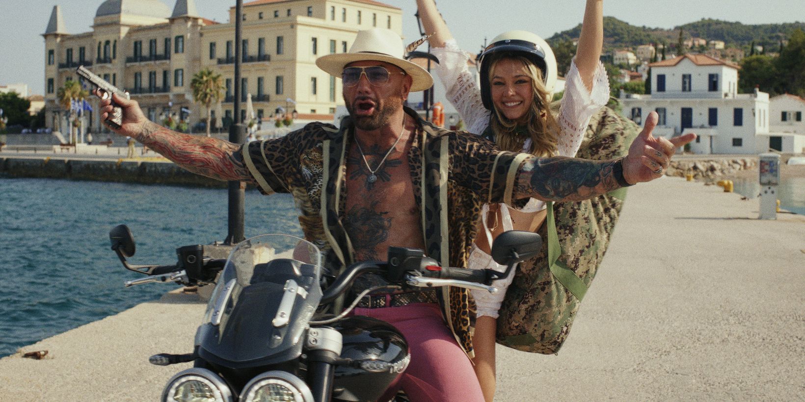 Dave Bautista og Madelyn Cline i Glass Onion: A Knives Out Mystery