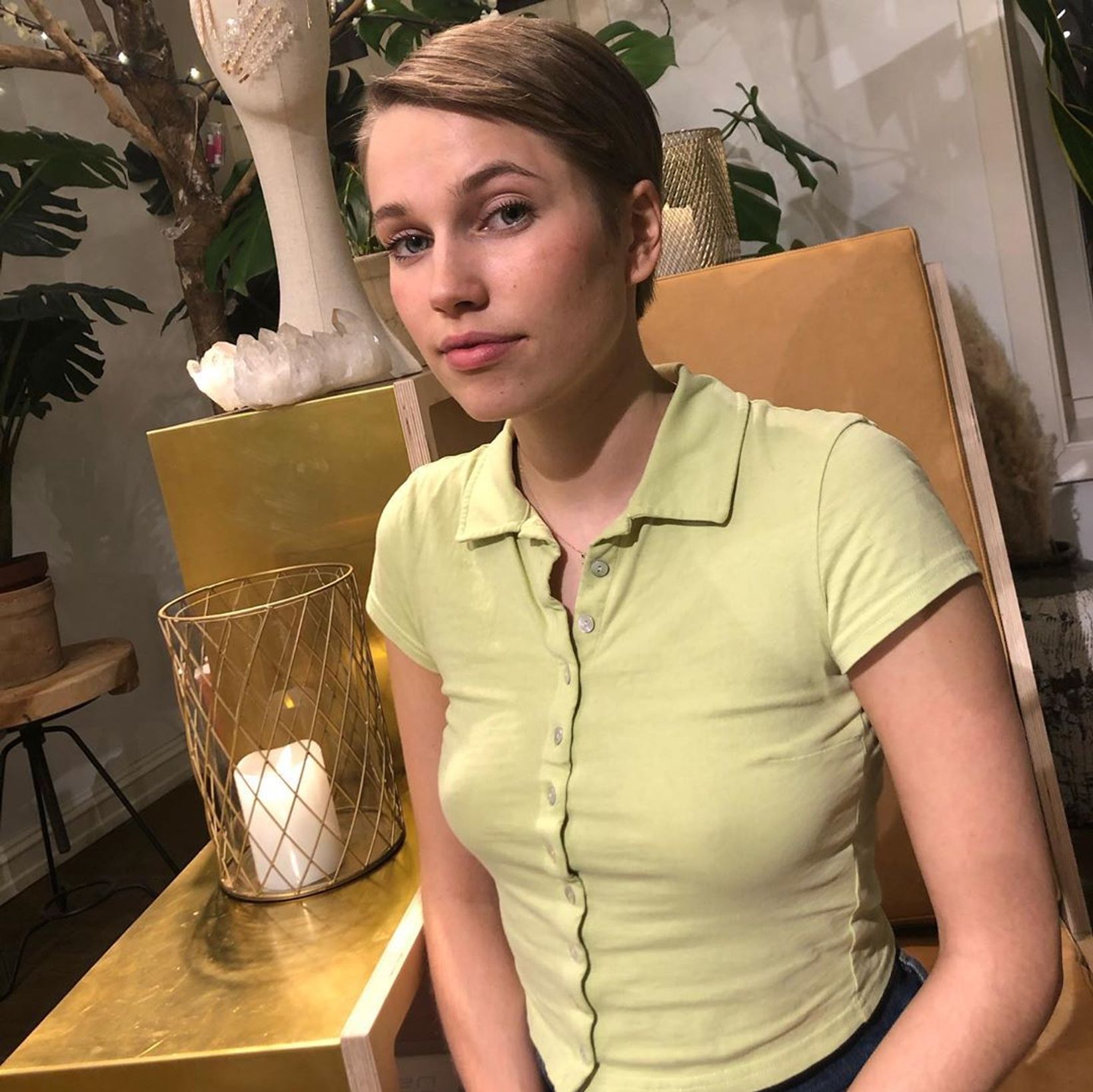 Thea sofie Loch Næss klippet håret for Delete Me