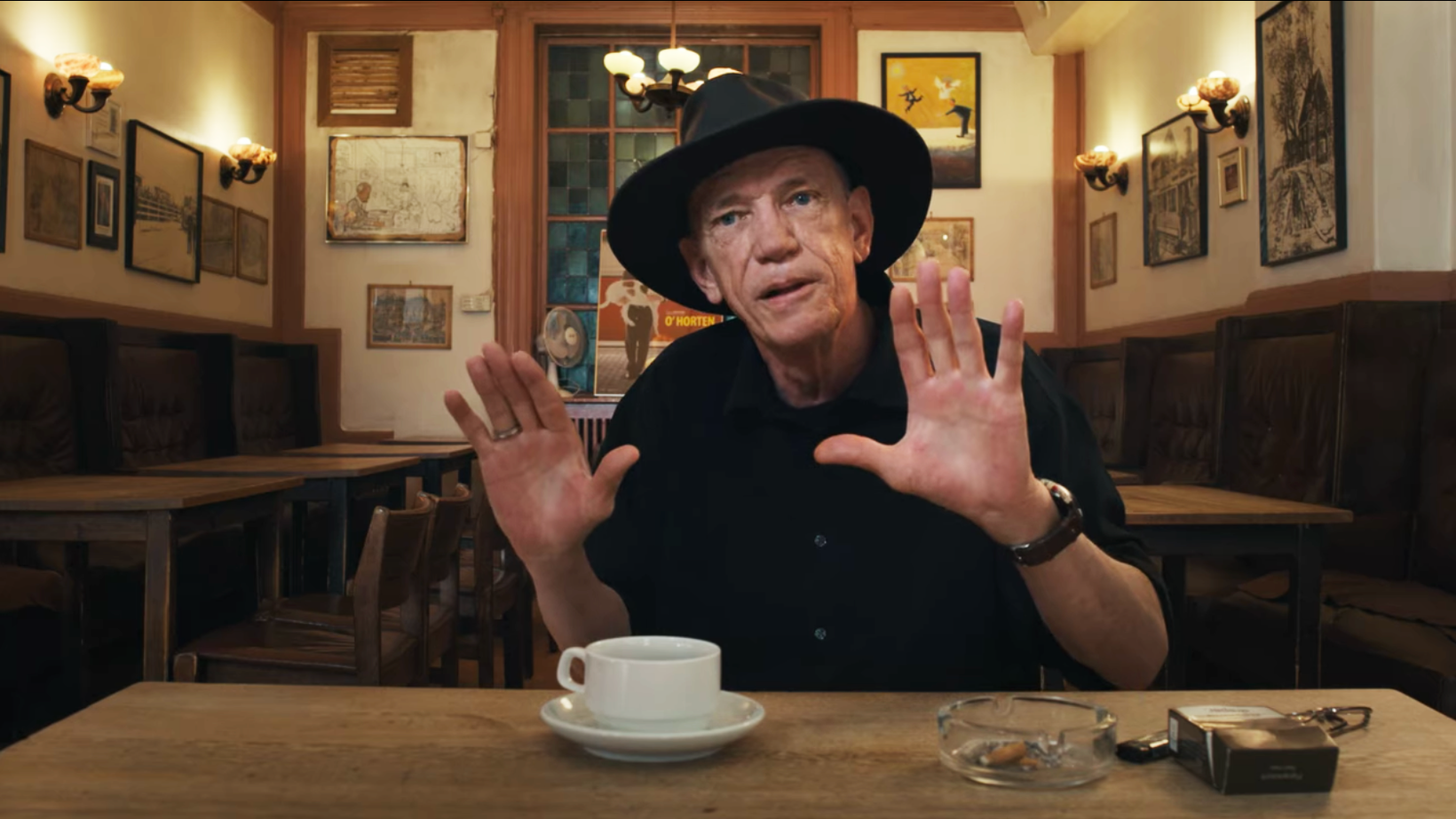Rick Kirkman og O'Horten-plakaten hans i Tiger King: Drap, kaos og galskap
