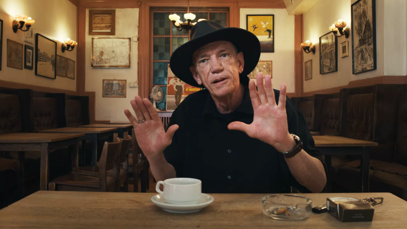 Rick Kirkman og O'Horten-plakaten hans i Tiger King: Drap, kaos og galskap