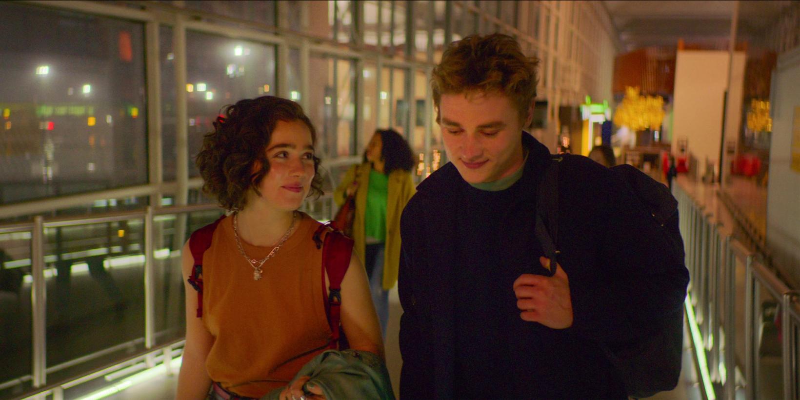 Haley Lu Richardson og Ben Hardy i Sannsynligheten for kjærlighet ved første blikk/Love at First Sight