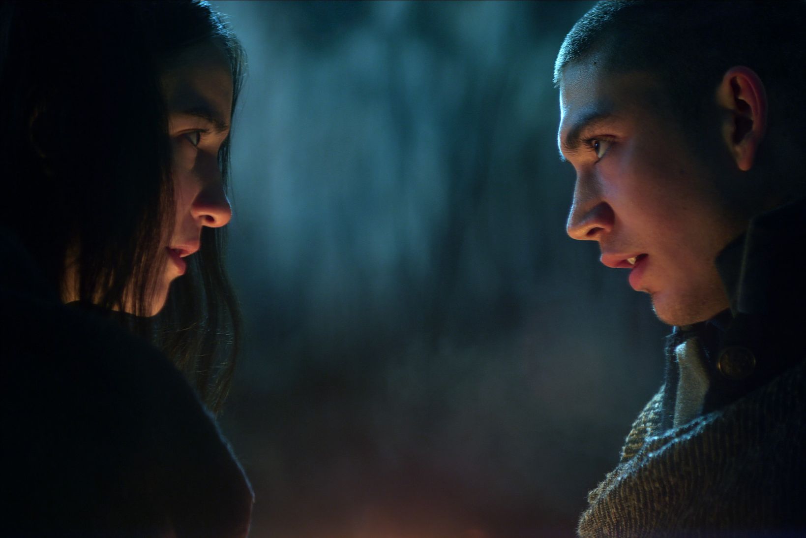 Jessie Mei Li og Archie Renaux i Shadow and Bone