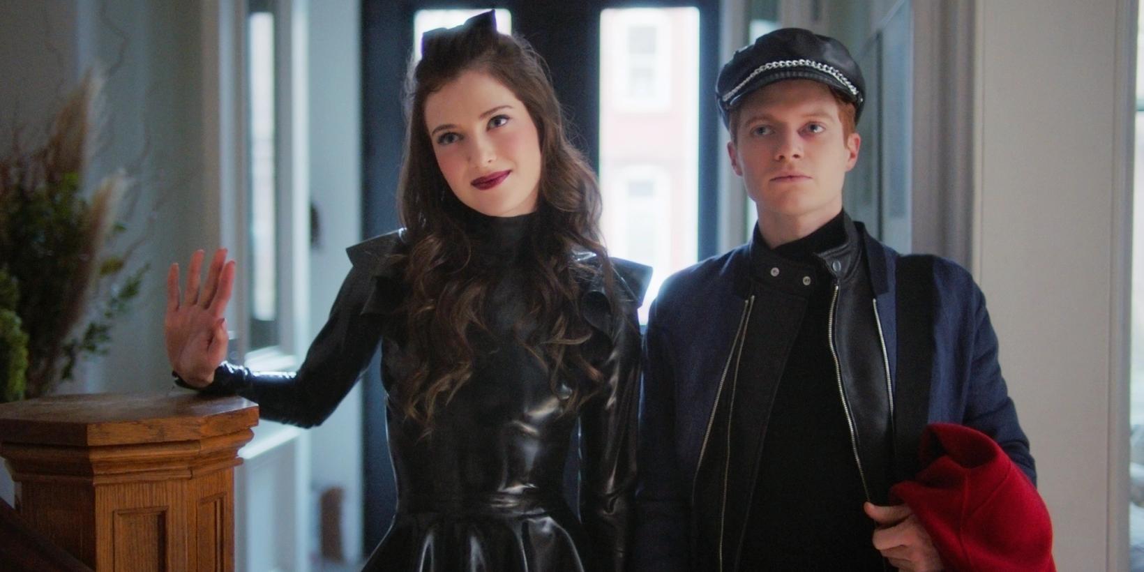 Zoe Levin og Brendan Scannell i Bonding