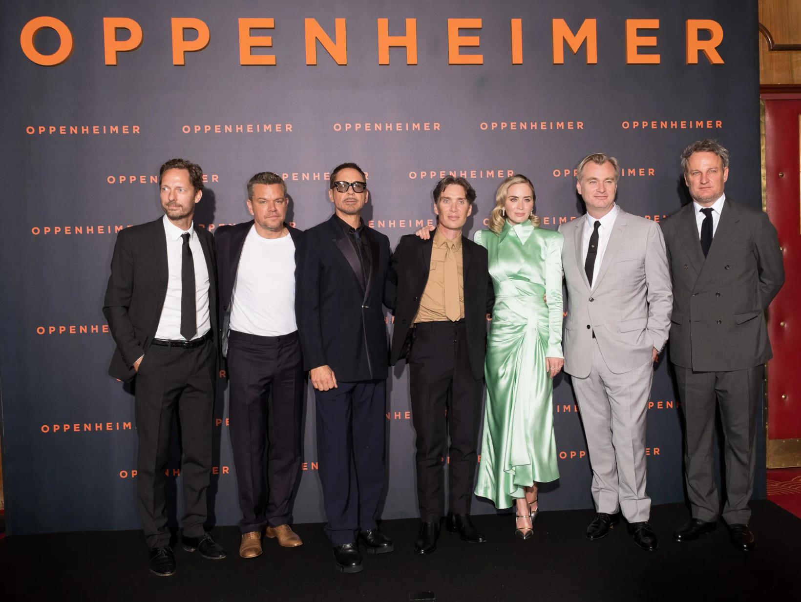 Trond Fausa Aurvåg, Jason Clarke, Jason Bourne, Christopher Nolan, Cillian Murphy, Robert Downey Jr., Emily Blunt posing for a photo