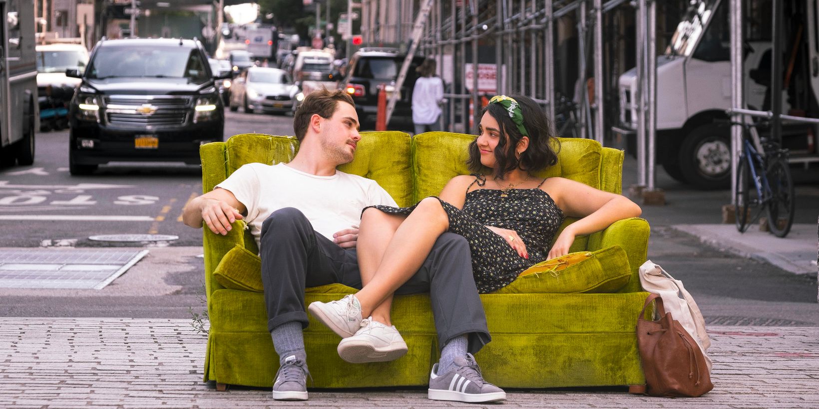 Dacre Montgomery og Geraldine Viswanathan i The Broken Hearts Gallery