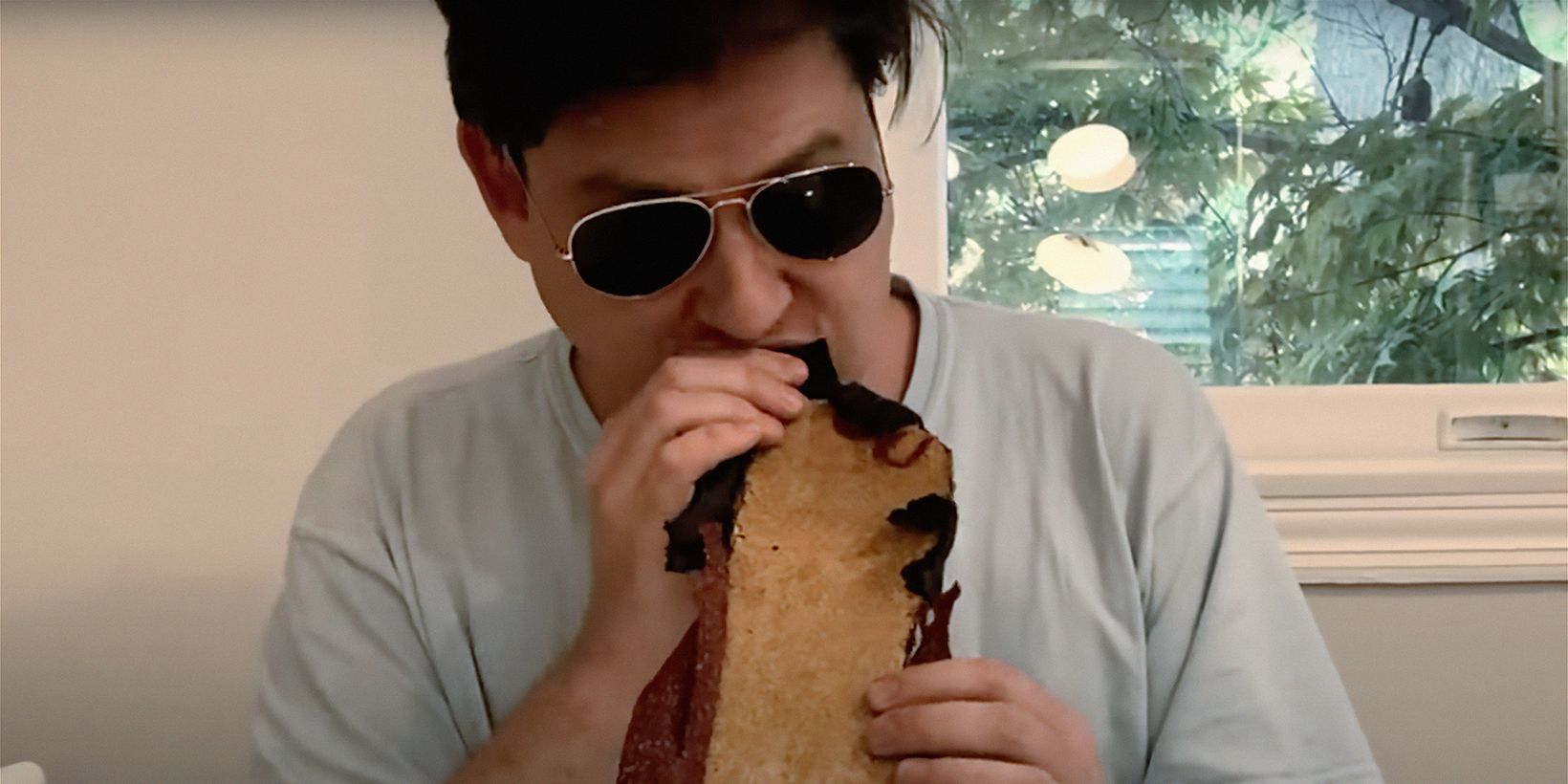 Matt Patches spiser en sko fordi Top Gun: Maverick kom