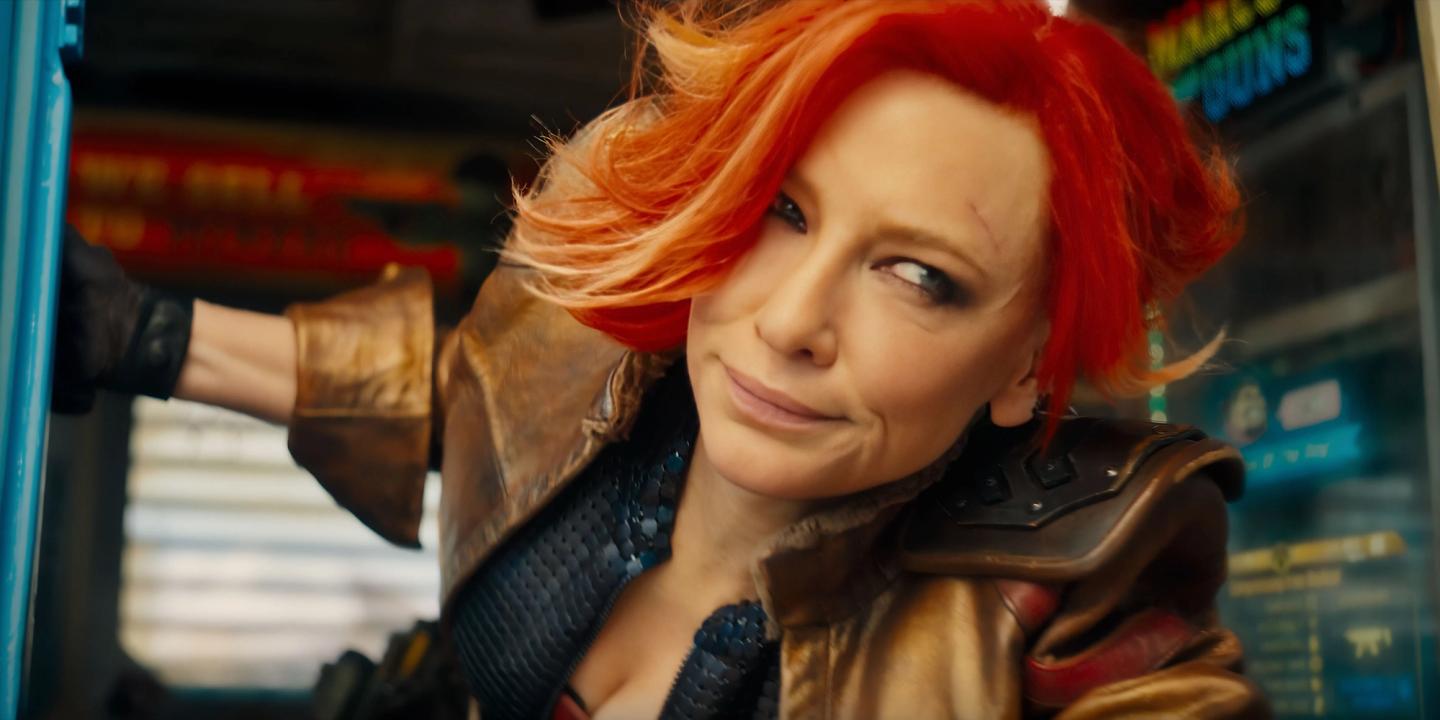 Cate Blanchett lener seg ut av en dør som Lilith i Borderlands (film, 2024)