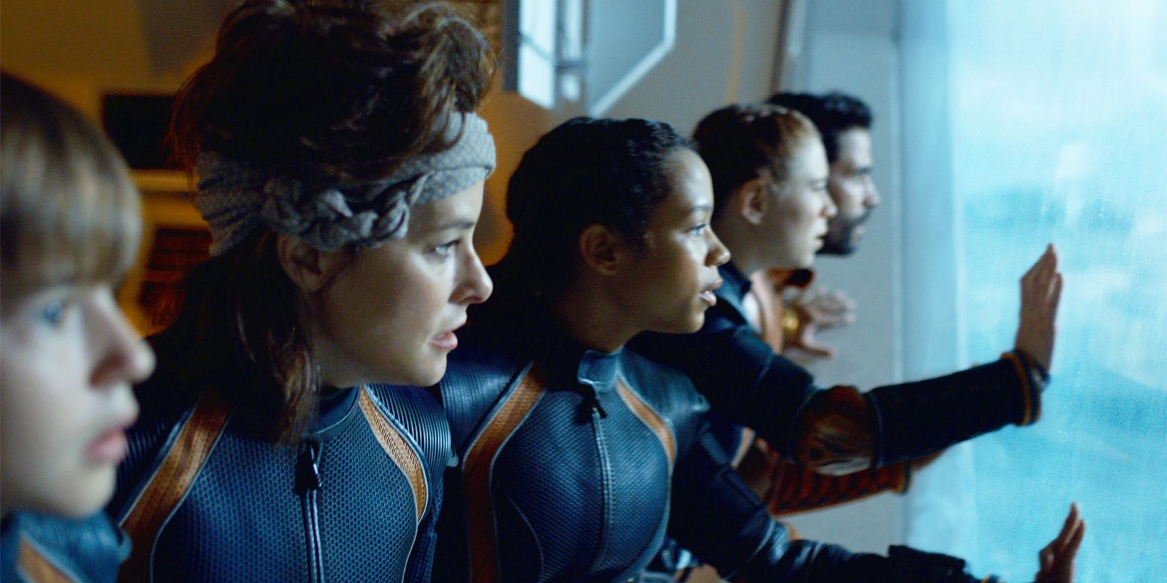 Maxwell Jenkins, Parker Posey, Taylor Russell, Mina Sundwall og Ignacio Serricchio i Lost in Space sesong 2