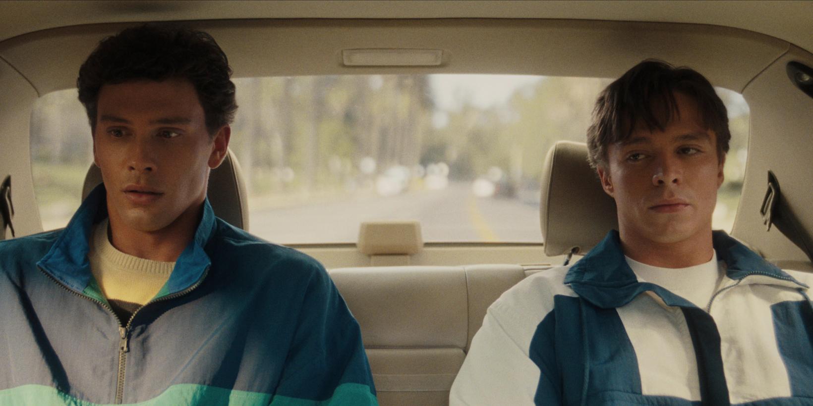 Nicholas Chavez og Cooper Koch i Monsters: The Lyle And Erik Menendez Story