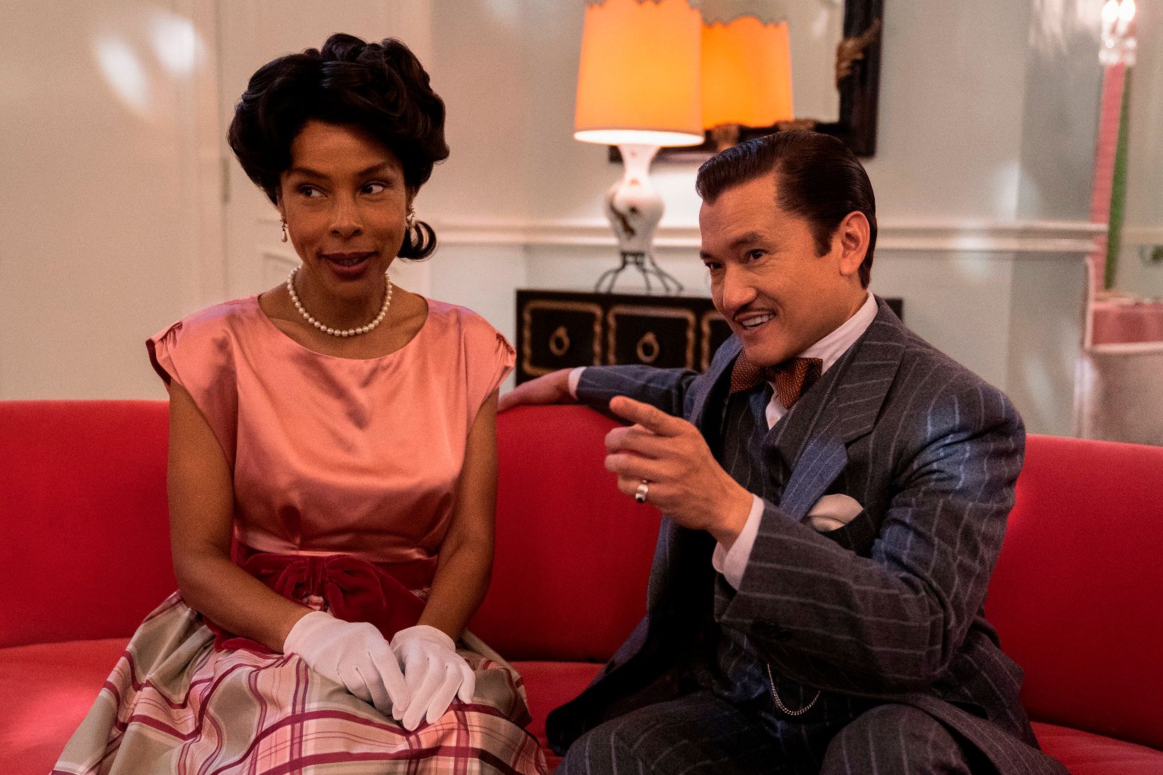 Sophie Okonedo som Charlotte Wells og Jon Jon Briones som Dr. Richard Hanover