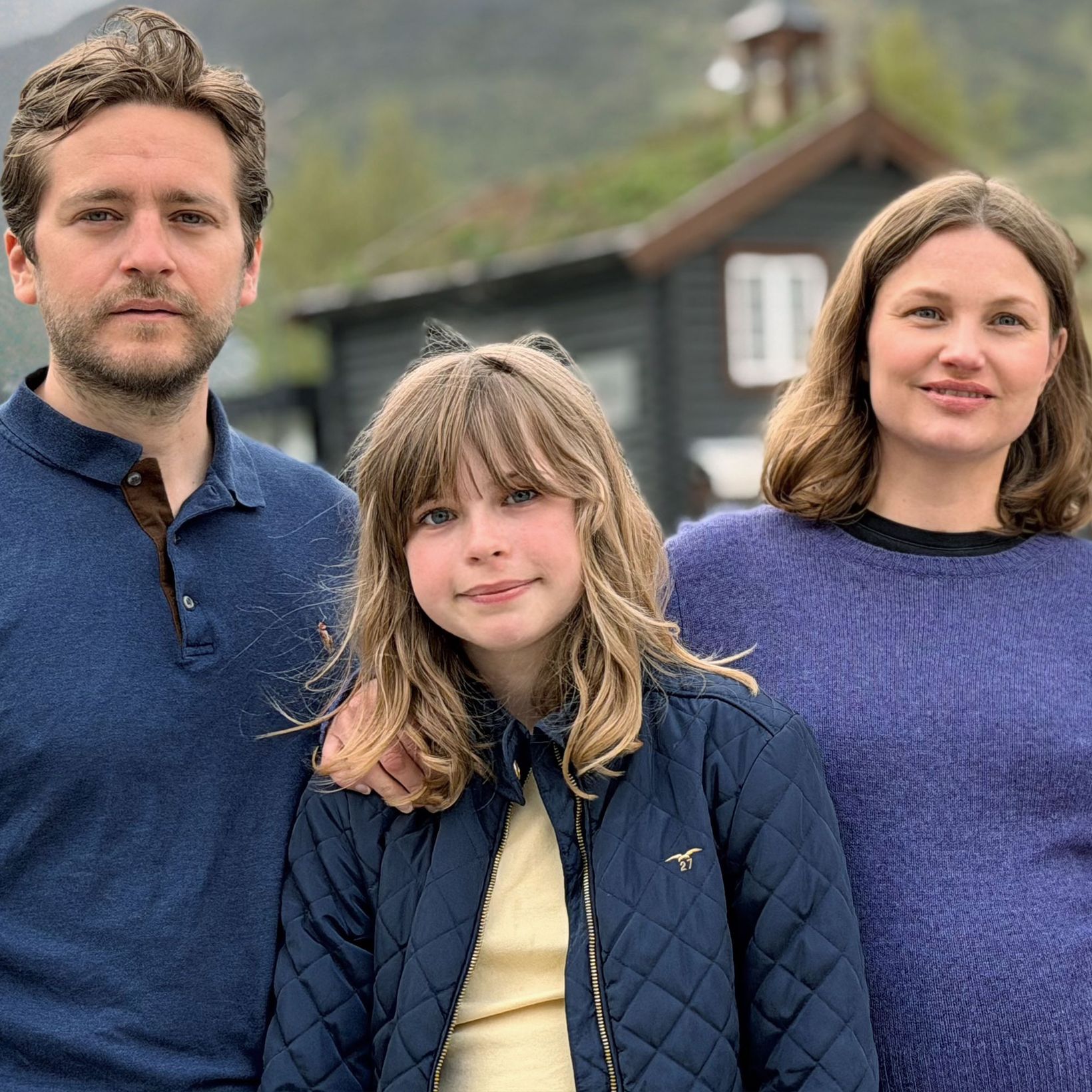 Bildemontasje: Stillbilde fra Troll 2, og Benjamin Helstad, Helena Horge-Trømborg og Iben Akerlie på settet til Trollegget
