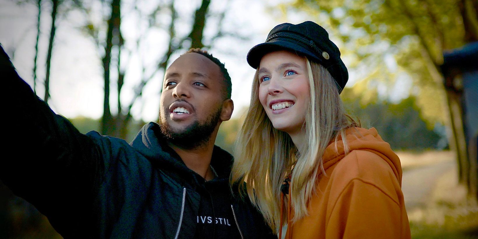 Kash King og kjæresten Anoushka i Hotell Kash King