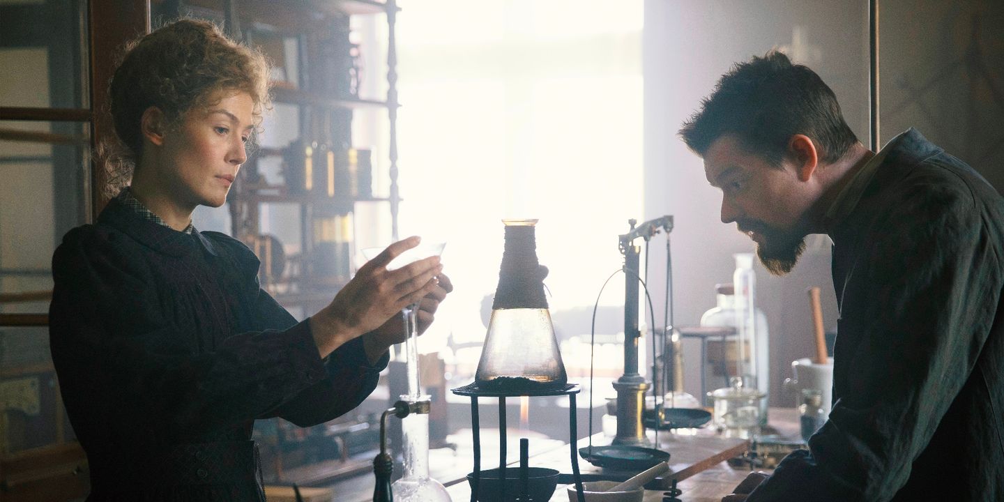 Rosamund Pike og Sam Riley i Radioactive