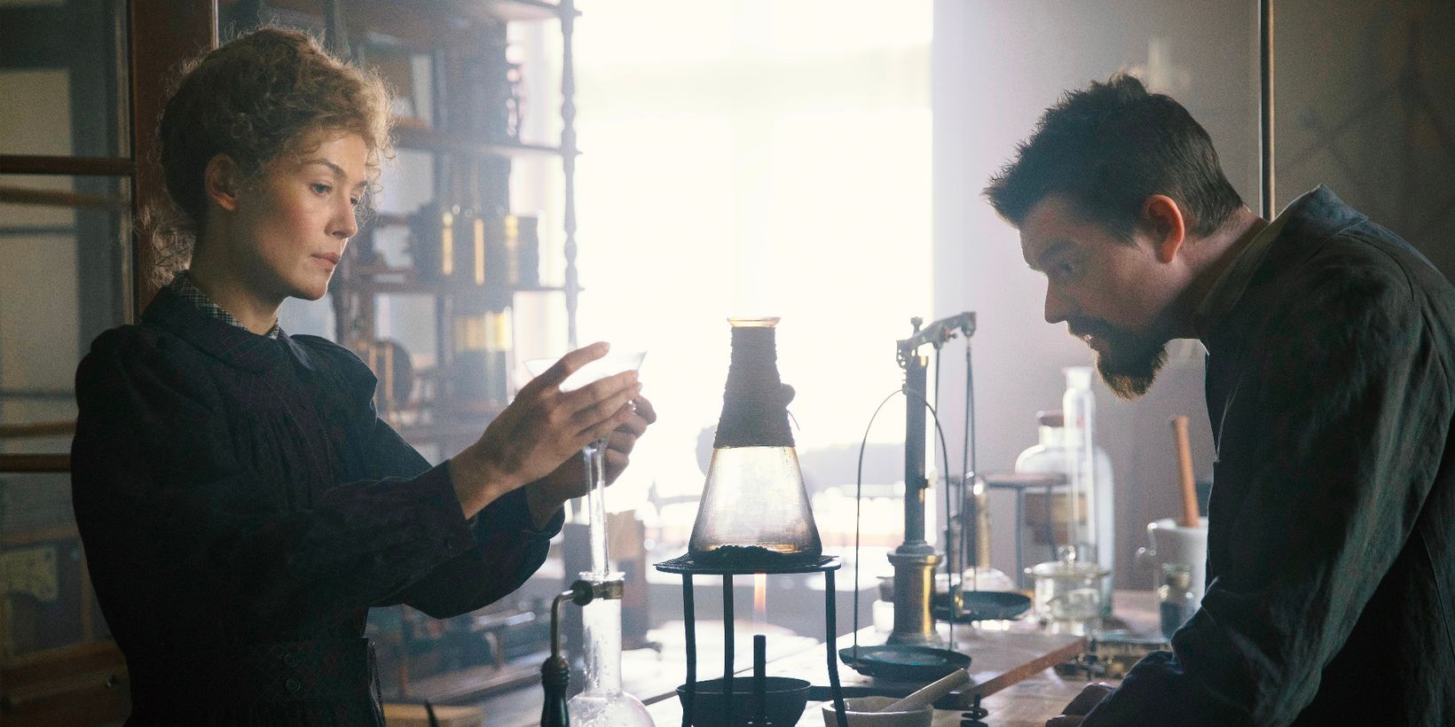 Rosamund Pike og Sam Riley i Radioactive