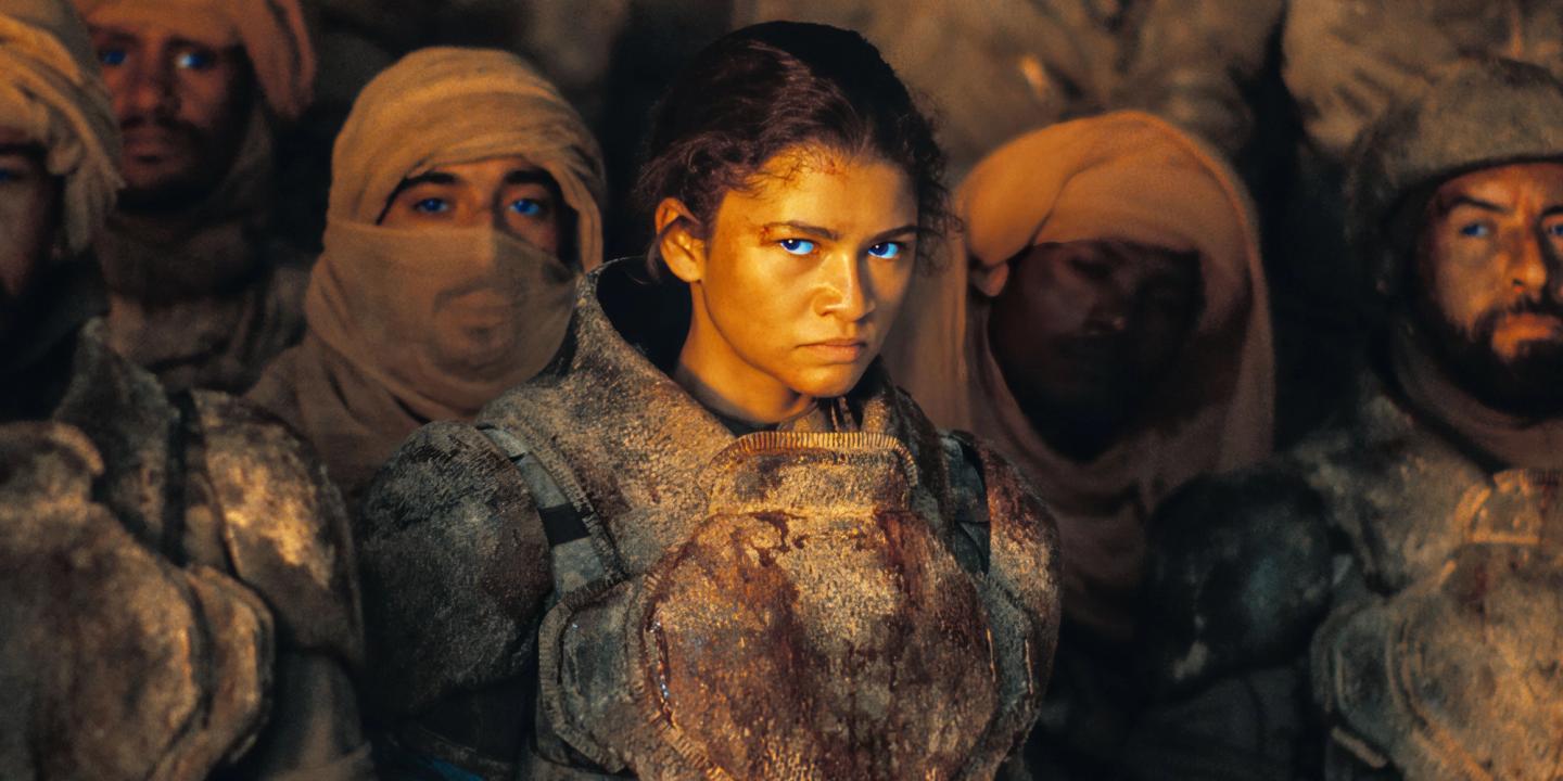 Zendaya ser skeptisk ut blant en mengde frimenn-kjempere i Dune: Part Two.