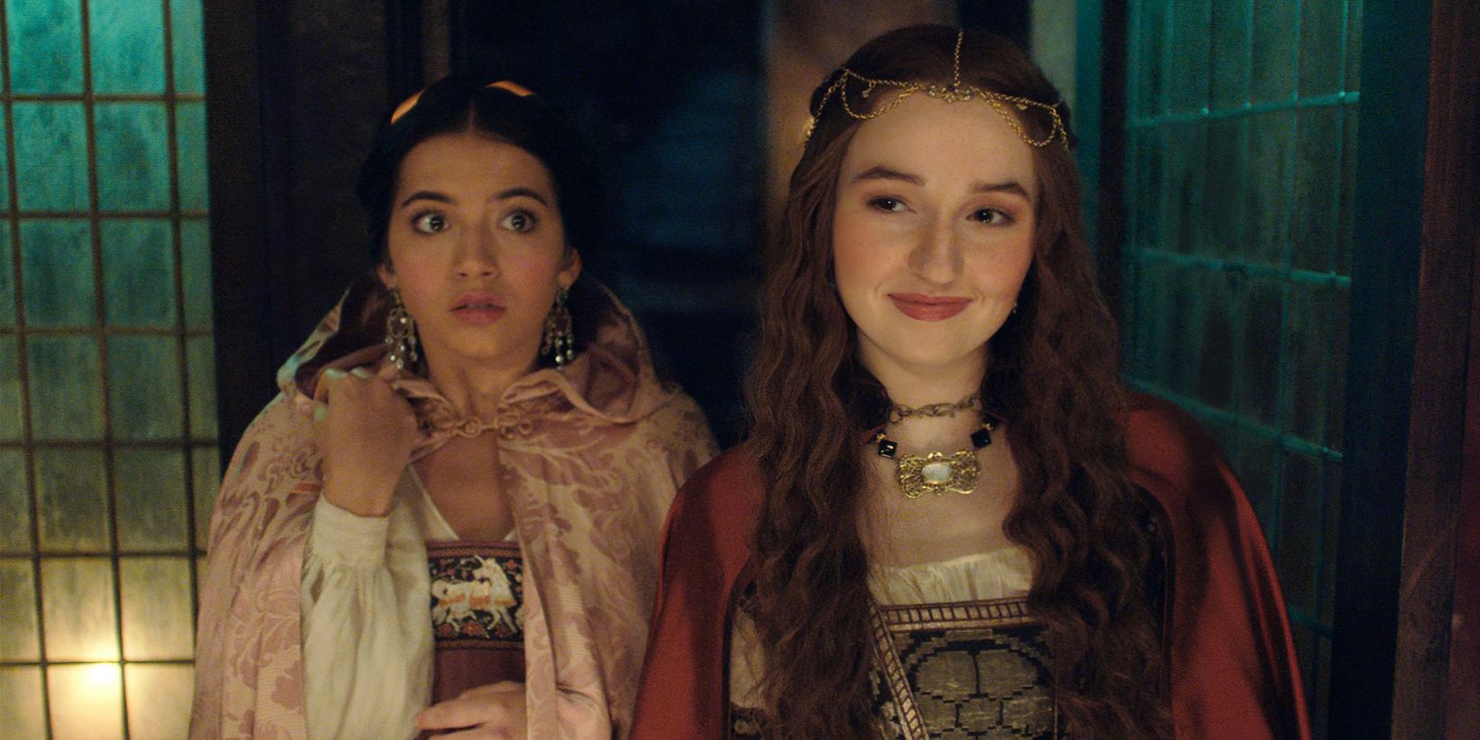 Isabela Merced og Kaitlyn Dever i Rosaline