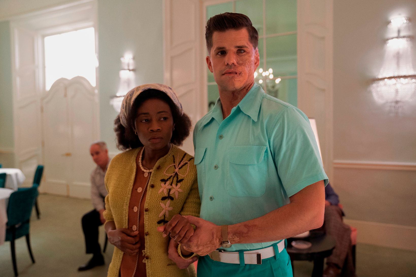 Liz Femi som Leona og Charlie Carver som Huck Finnigan i Ratched
