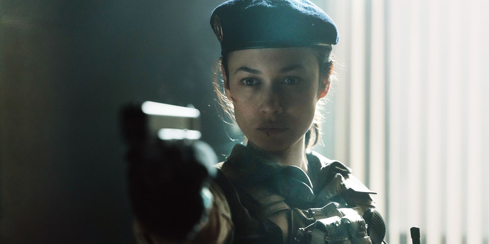 Olga Kurylenko i Sentinelle/Den franske soldaten